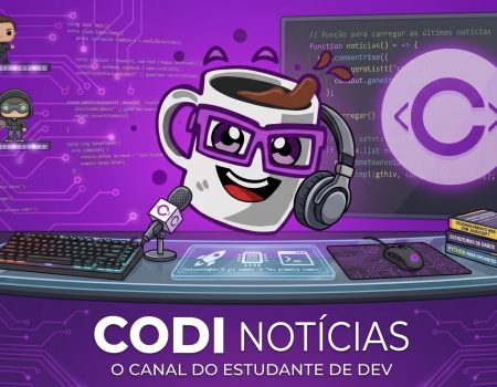 Mascote Nexus em forma de caneca de café com óculos roxos e fones de ouvido, atuando como jornalista de tecnologia em uma bancada de vidro com teclado gamer, mouse, livros de código e microfone. Ao fundo, telas com código-fonte e o logo da Codi Academy em um estúdio com iluminação roxa. Na frente da bancada lê-se "CODI NOTÍCIAS - O canal do estudante de dev".